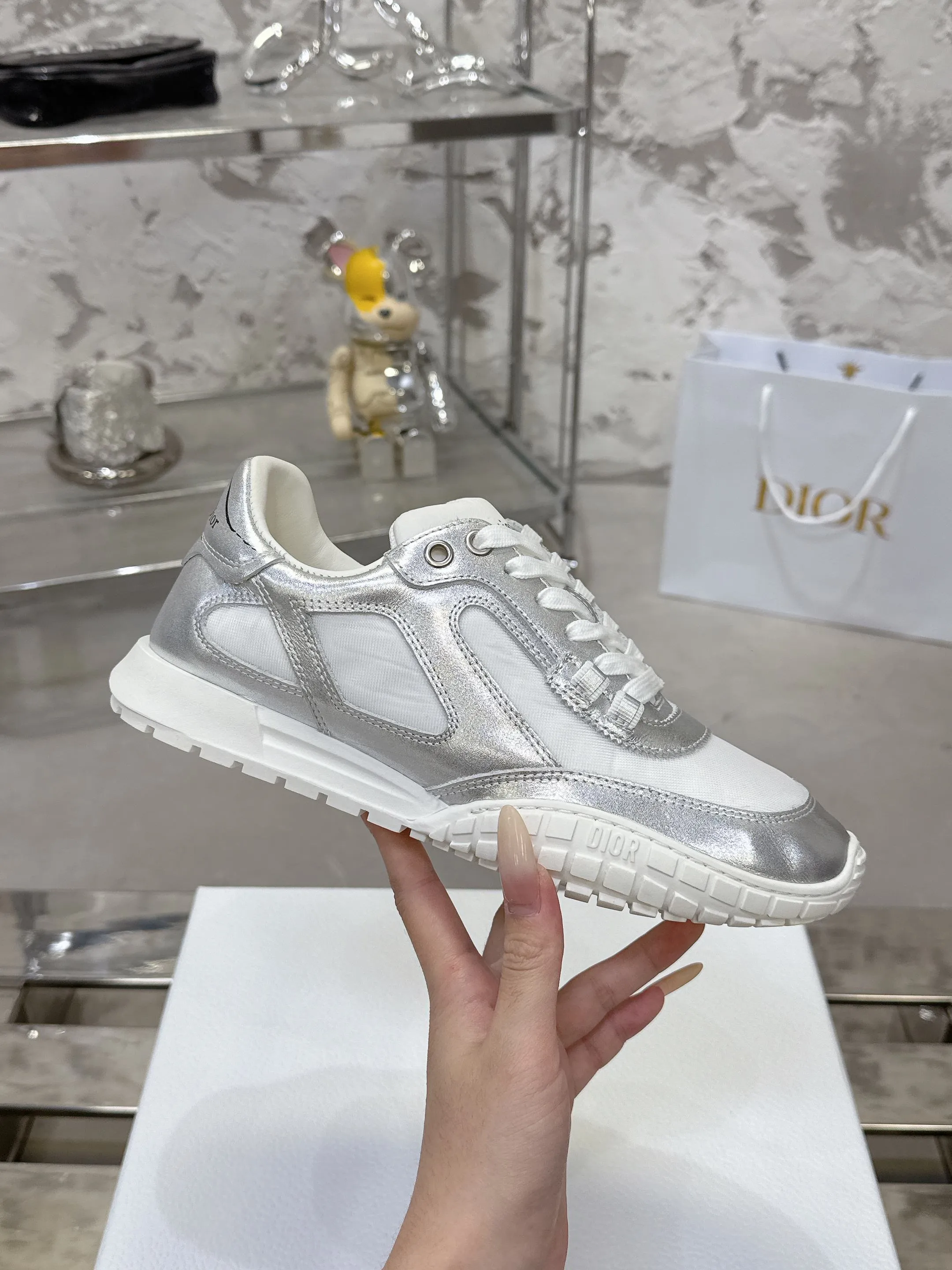 Factory price 640💰 Top version! ! ! Dior Tech sneakers Dior Tech is newly launched, with exquisite color matching and autumn and winter atmosphere. This Dior Tech sneaker is a new product in the 2026 early spring ready-to-wear series. It is equipped with fashionable details and highlights the retro aesthetics. Made of calfskin and suede calfskin upper with transparent mesh side panels and ChristianDior Paris signature on the heel and tongue. A textured, tonal Dior signature sole adds couture style. Upper material: Textile, cowhide split leather, cowhide leather with Christian Dior Paris logo on the heel and tongue Textured Dior logo rubber sole embellished with Christian Dior's lucky star symbol! Size 35-46 (40 for women, 41 for men, 38.45.46, custom made and non-refundable)
